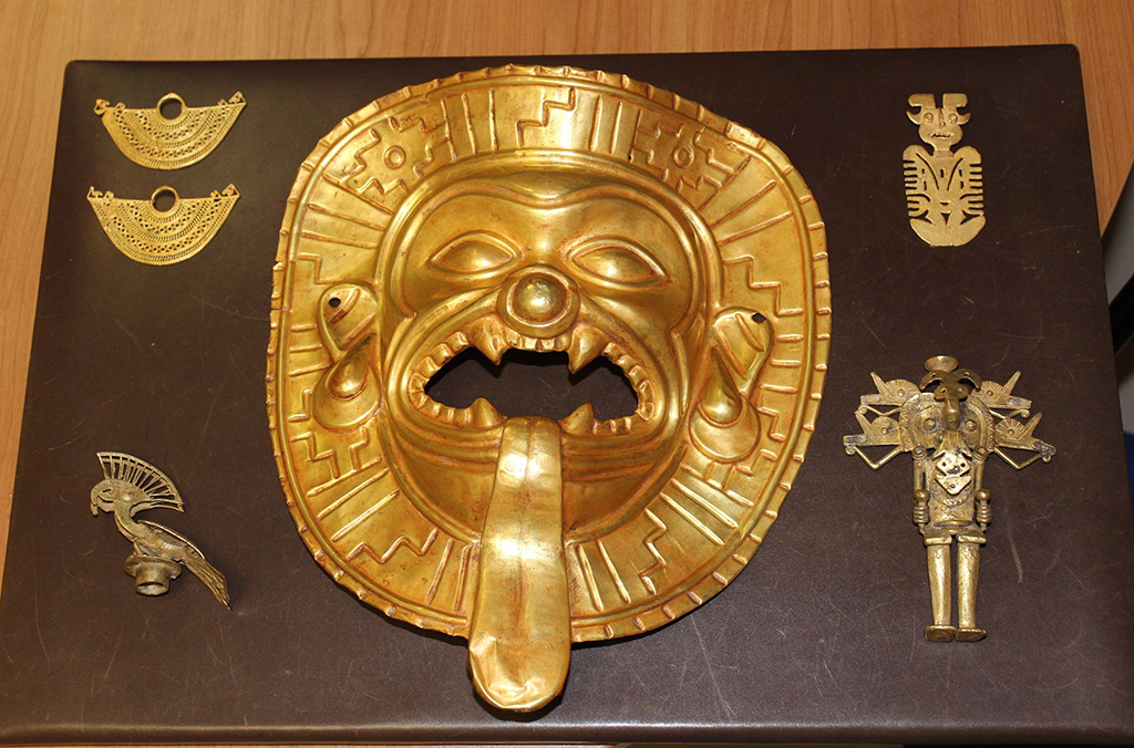 La Police nationale espagnole a saisi un masque de Tumaco en or.